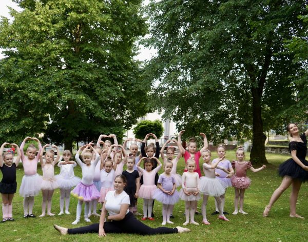 Dzieci podczas zajęć w szkole baletowej Amitiel